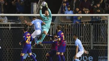 Neto recibe un golpe en el partido de la Copa del Rey ante el Ibiza. 