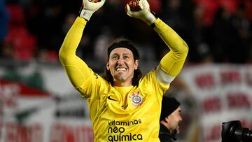 Corinthians' goalkeeper Cassio celebrates after defeating Estudiantes in the penalty shoot-out of the Copa Sudamericana quarterfinals second leg football match between Argentina's Estudiantes de La Plata and Brazil's Corinthians, at the Jorge Luis Hirschi stadium in La Plata, Buenos Aires Province, Argentina, on August 29, 2023. (Photo by Luis ROBAYO / AFP)