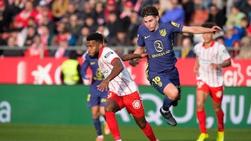 Julián Alvarez pelea un balón ante Lemar en el Girona-Atlético.
