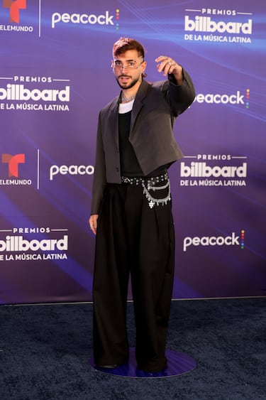 Juan Duque posa en la alfombra roja de los Premios Billboard de la Música Latina 2025.
