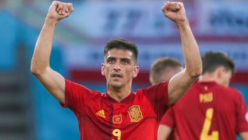 Gerard Moreno celebra despu&eacute;s de que &Aacute;lvaro Morata marcara su primer gol ante Polonia en La Cartuja