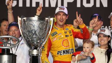 Joey Logano posa con su familia junto al trofeo que le acredita como campe&oacute;n de la Copa NASCAR. 