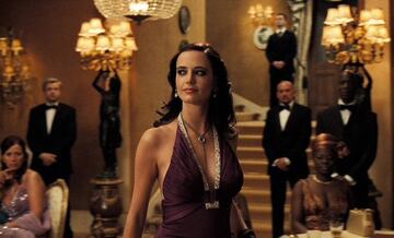 Tal fue el éxito de 'Casino Royale' y del personaje de Vesper Lynd con Ursula Andress que se volvió a rodar una nueva versión en 2006 con Eva Green en tan importante papel. Inteligente y sofisticada, acompaña a Bond durante la famosa partida de póquer frente a Le Chiffre.