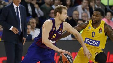 GRAF9715. BARCELONA, 27/12/2016.- El alero esloveno del FC Barcelona Lassa Jaka Blazic (i) juega la pelota ante Kendrick Ray, del Maccabi Tel Aviv, durante el partido de la quinta jornada de la Euroliga de baloncesto disputado esta noche en el Palau Blaugrana, en Barcelona. EFE/Andreu Dalmau