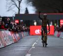 Van Aert doma el barro en Dendermonde por tercera vez