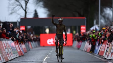 Van Aert, cubierto de barro, celebra su tercer triunfo consecutivo en Dendermonde.