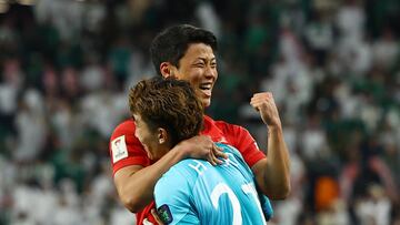 Hwang Hee-Chan celebra con Jo Hyeon-Woo el pase a cuartos.