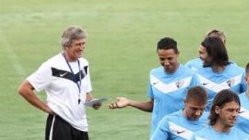<b>INCERTIDUMBRE. </b>Pellegrini conversa con sus futbolistas durante un entrenamiento.