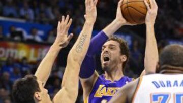 Pau Gasol lanza el bal&oacute;n ante Steven Adams.