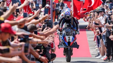 Toprak Razgatlioglu celebra su victoria con BMW en la carrera de SBK en Misano.