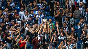 AME8784. MONTERREY (MÉXICO), 09/02/2025.- Hinchas de Monterrey juegan durante la presentación de Sergio Ramos como nuevo jugador de Rayados de Monterrey este domingo, en el estadio BBVA en Monterrey (México). EFE/Miguel Sierra