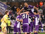 Florence (Italy), 12/03/2026.- Fiorentina's foward Albert Gudmundsson celebrates with teammates after scoring the 2-1 goal during the UEFA Conference League Round of 16 1st leg, match between ACF Fiorentina and Raków Czestochowa at the Artemio Franchi stadium in Florence, Italy, 12 March 2026. (Italia, Florencia) EFE/EPA/CLAUDIO GIOVANNINI