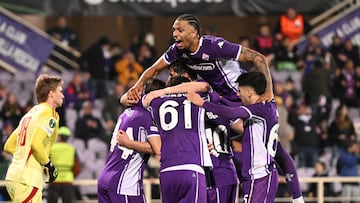Florence (Italy), 12/03/2026.- Fiorentina's foward Albert Gudmundsson celebrates with teammates after scoring the 2-1 goal during the UEFA Conference League Round of 16 1st leg, match between ACF Fiorentina and Raków Czestochowa at the Artemio Franchi stadium in Florence, Italy, 12 March 2026. (Italia, Florencia) EFE/EPA/CLAUDIO GIOVANNINI