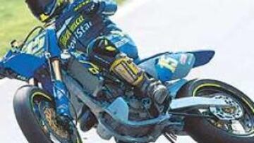 <b>DERRAPANDO</B>. Así de espectaculares son las sesiones de supermotard que realiza Sete Gibernau durante el invierno para cuidar su forma física.