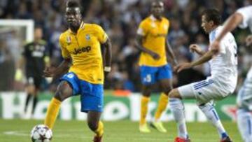 El jugador del FC Copenhagen Claudemir, disputa un balón frente a Paul Pogba del equipo Juventus Turin hoy, martes 17 de septiembre de 2013, durante un partido de la Liga de Campeones en el estadio de Copenhague (Dinamarca).