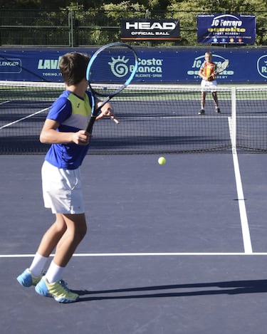 Dos niños juegan en Equelite.