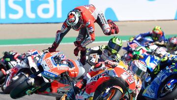 Ducati Team&#039;s Spanish rider Jorge Lorenzo (C) falls during MotoGP race of the Moto Grand Prix of Aragon at the Motorland circuit in Alcaniz on September 23, 2018. (Photo by JOSE JORDAN / AFP)
