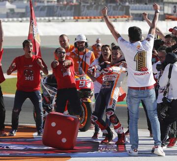 El piloto español Marc Marquez (Repsol Honda) celebra el campeonato del mundo por cuarta vez en la categoría MotoGP tras entrar tercero en el circuito Ricardo Tormo de Cheste