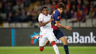 BARCELONA, 20/10/2024.- El centrocampista del Sevilla Stanis Idumbo Muzambo (i) escapa de Pau Cubarsí para marcar ante el Barcelona, durante el partido de LaLiga que FC Barcelona y Sevilla FC disputan este domingo en el estadio Lluis Companys. EFE/Alberto Estévez