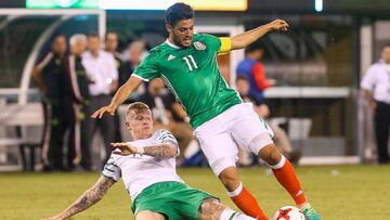 Carlos Vela jugando con su selecci&oacute;n.