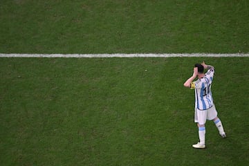 El '10' anotó el 2-0 durante el encuentro de Argentina ante Países Bajos. Cuando marcó realizó la mítica celebración de Riquelme, el ‘Topo Gigio'. Al terminar el choque Messi se las tuvo con el seleccionador neerlandés cuando se acercó a él con el gesto de hablar. En la previa el seleccionador comentó:  “Cuando Argentina pierde el balón, Messi no participa mucho, eso nos da oportunidades”. Eso dolió en el vestuario argentino. El capitán de la albiceleste tras el partido declaró: " “Van Gaal vende que juega bien fútbol y luego mete delanteros y empieza a lanzar pelotazos.".