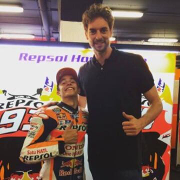 Divertida imagen de Marc Márquez junto a Pau Gasol en el circuito de Catalunya.