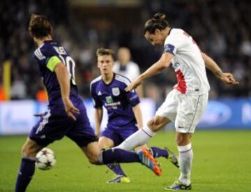 Anderlecht-PSG. Ibrahimovic marca uno de sus tres goles.