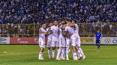 Jugadores de la Selecci&oacute;n Mexicana festejan el segundo gol en el Cuscatl&aacute;n