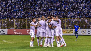 Jugadores de la Selecci&oacute;n Mexicana festejan el segundo gol en el Cuscatl&aacute;n