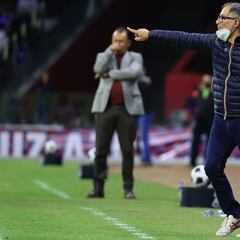 Ariel Holan renovó contrato al calificar a cuartos de final