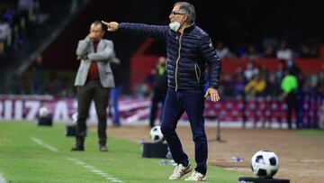 Ariel Holan renovó contrato al calificar a cuartos de final