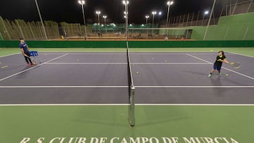 Un alumno de la escuela de tenis, Carlos Alcaraz Tennis Academy by Reina, durante un entrenamiento en la Real Sociadad Club de Campo de Murcia