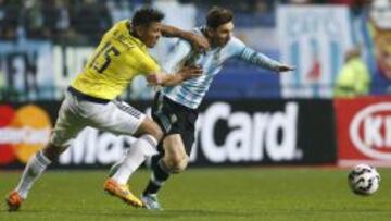 Alex Mejía marca a Messi en el partido de cuartos de final de la Copa América ante Argentina.