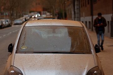 Coche cubierto del polvo sahariano traído por la tormenta Celia.