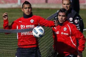 Esteban Paredes cumple 37 años de edad. En su carrera profesional ha jugado en Santiago Morning, Puerto Montt, Pachuca Junior de México, Cobreloa, Colo Colo, Atlante y Querétaro de Mexico. En la selección chilena participa regularmente desde 2006.