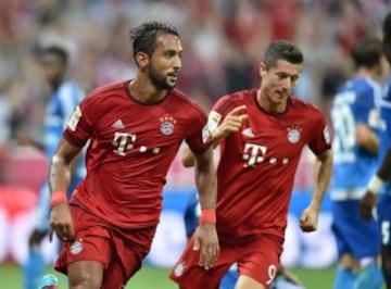 Mehdi Benatia celebra tras anotar el primer gol del Bayern Munich sobre Hamburgo.