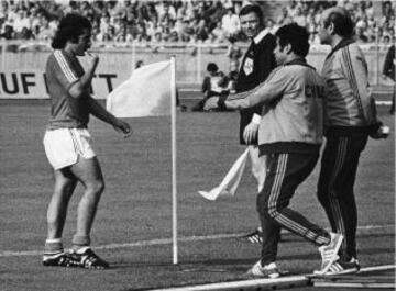 Mundial de 1974 en Alemania. Fue el primer expulsado con tarjeta roja en una Copa del Mundo.