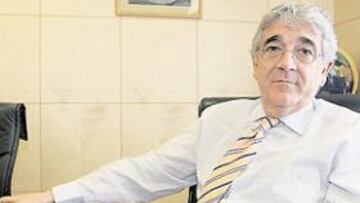 <b>LAS RIENDAS. </b>Dani Sánchez Llibre se reunió ayer con los pesos pesados. En esta fotografía posa con el AS en una entrevista concedida a nuestro diario.