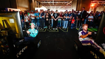 Pilotos de la F&oacute;rmula E jungado con el simulador.