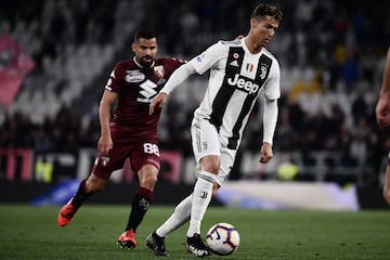 Torino's Venezuelian midfielder Tomas Rincon (L) fights for the ball with Juventus' Portuguese forward Cristiano Ronaldo during the Italian Serie A football match El delantero portugués de la Juventus de Turín estrenó el pasado viernes en el derbi de Turín sus nuevas botas, las Nike Mercurial Superfly personalizadas. Son de color negro con una suela dorada. Aunque, sin duda, el aspecto más llamativo es la palabra “CR7STIANO“, escrita en mayúscula y en grandes letras en uno de sus costados. Juventus and Torino on May 3, 2019, at the Allianz Stadium in Turin. (Photo by MARCO BERTORELLO / AFP)