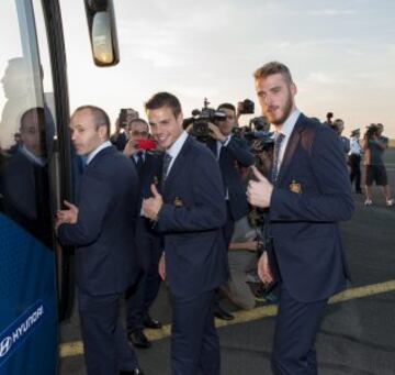 Llegada a La Rochelle. iniesta, Azpilicueta y De Gea.