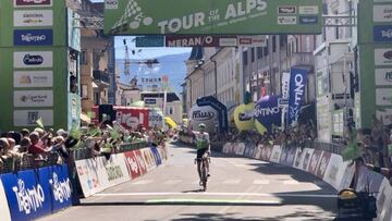 Ben O&#039;Connor celebra su victoria en la tercera etapa del Tour de los Alpes.