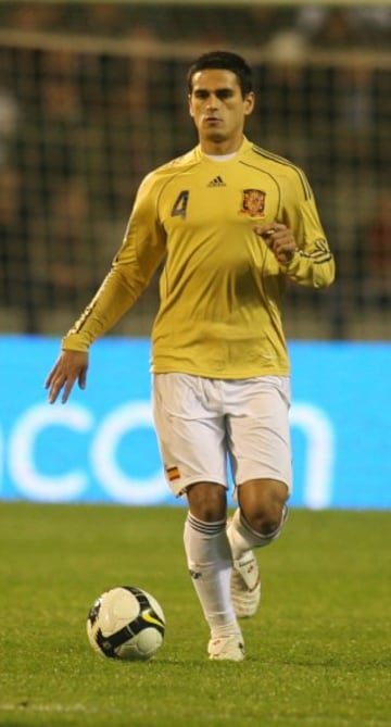(1976, Cádiz) pasó la mayor parte de su carrera futbolística en el Betis con el que ganó una Copa del Rey en 2005. Fue internacional con la Selección, con la que se proclamó campeón de la Eurocopa en 2008, y entre otros clubes jugó en el Atlético de Madrid. En su etapa en el cuadro rojiblanco ganó una Supercopa de Europa y una Europa League en 2010.