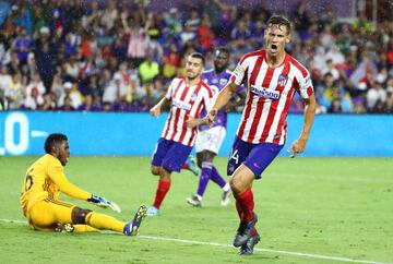 0-1. Marcos Llorente celebró el primer gol.