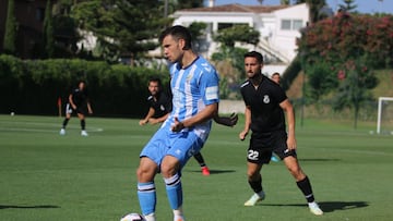 Álex Gallar trata de controlar un balón.