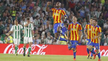 Geoffrey Kondogbia celebra el primer tanto de la goleada del Valencia al Betis en el Benito Villamarín.