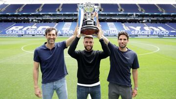 Diego López, David López y Cabrera, con el trofeo de campeones.