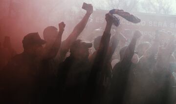 Ambiente en los alrededores del Wanda Metropolitano antes del derbi. 