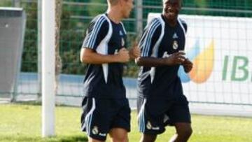 El Real Madrid entrenó hoy en Valdebebas, sin el centrocampista francés Lassana Diarra que se ejercitó en el gimnasio, en lo que supone la vuelta a las dobles sesiones de trabajo tras el viaje a Alemania