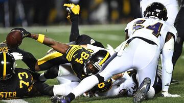 PITTSBURGH, PA - DECEMBER 25: Antonio Brown #84 of the Pittsburgh Steelers reaches for the end zone to score a 4 yard touchdown in the fourth quarter during the game against the Baltimore Ravens at Heinz Field on December 25, 2016 in Pittsburgh, Pennsylvania.   Joe Sargent/Getty Images/AFP
 == FOR NEWSPAPERS, INTERNET, TELCOS &amp; TELEVISION USE ONLY ==